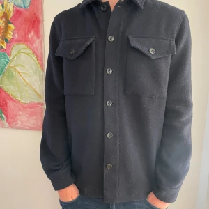 Less Worries overshirt  - Tja! Säljer nu denna mörkblå overshirt i nytt skick. (Använd få antal gånger). Hör gärna av er om funderingar. Priset kan alltid diskuteras!