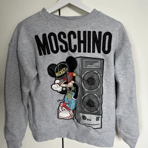 Moshino tröja - moschino tröja i storlek XS , använd fåtal gånger så i nyskick 💕