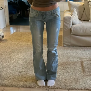 Lågmidjade jeans - !! Intressekoll !! på dom här lågmidjade jeansen💗 uppvikta på alla bilder förutom sista där jag står på tå. Skulle säga att dom är som en xs/34. Midjemått 72cm, innerbenslängd 80cm (Jag är 160)