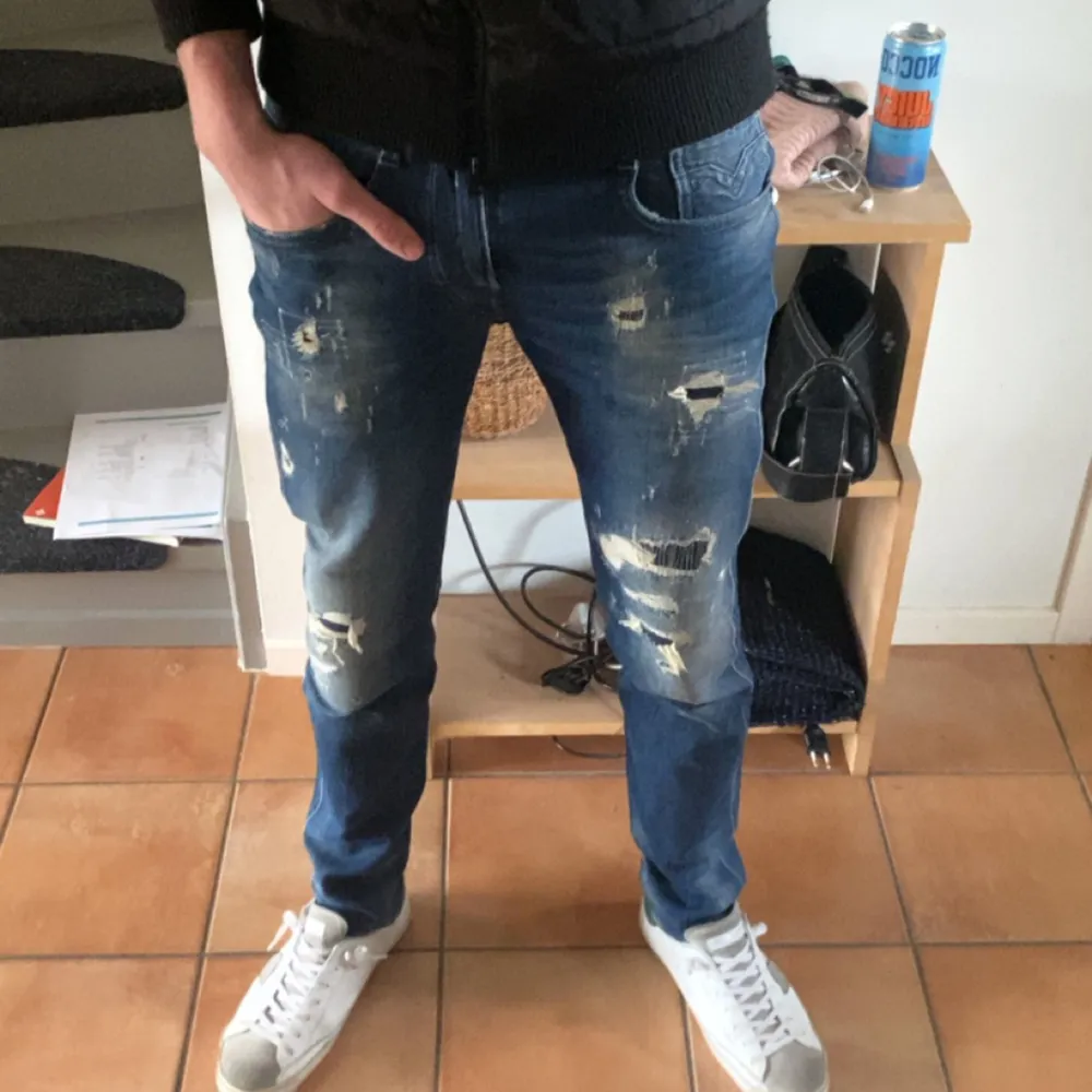 Riktigt snygga replay jeans perfekt för sommaren. Slitningarna är design. 9/10 skick skriv vid frågor. Nypris 1799. Jeans & Byxor.