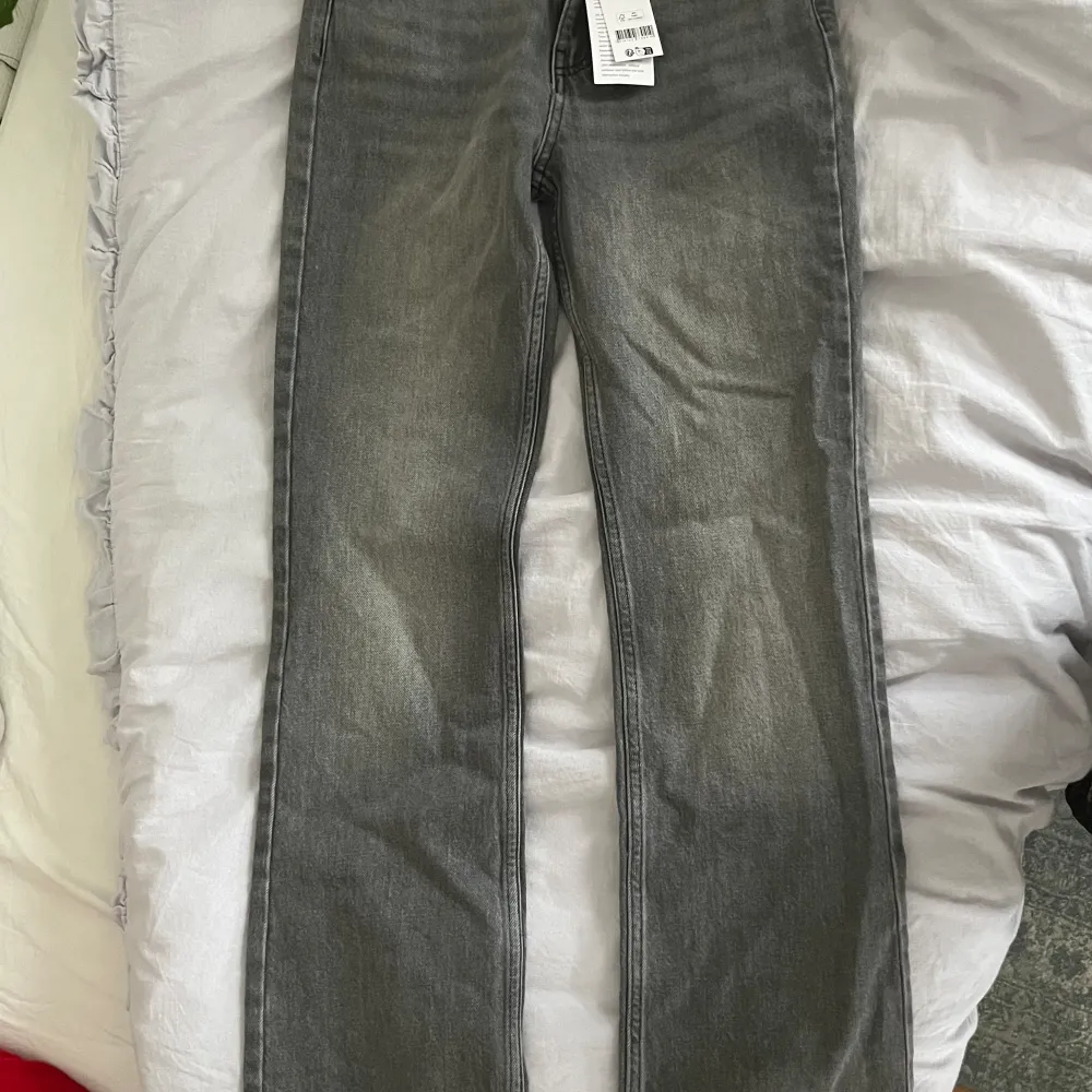 Nya jeans med tags på i Ginas populära flare modell. Snyggaste gråa färgen. Endast testade men blev lite för korta för dottern som är 172cm. Passar nog bäst på någon runt 165-170cm Max. . Jeans & Byxor.