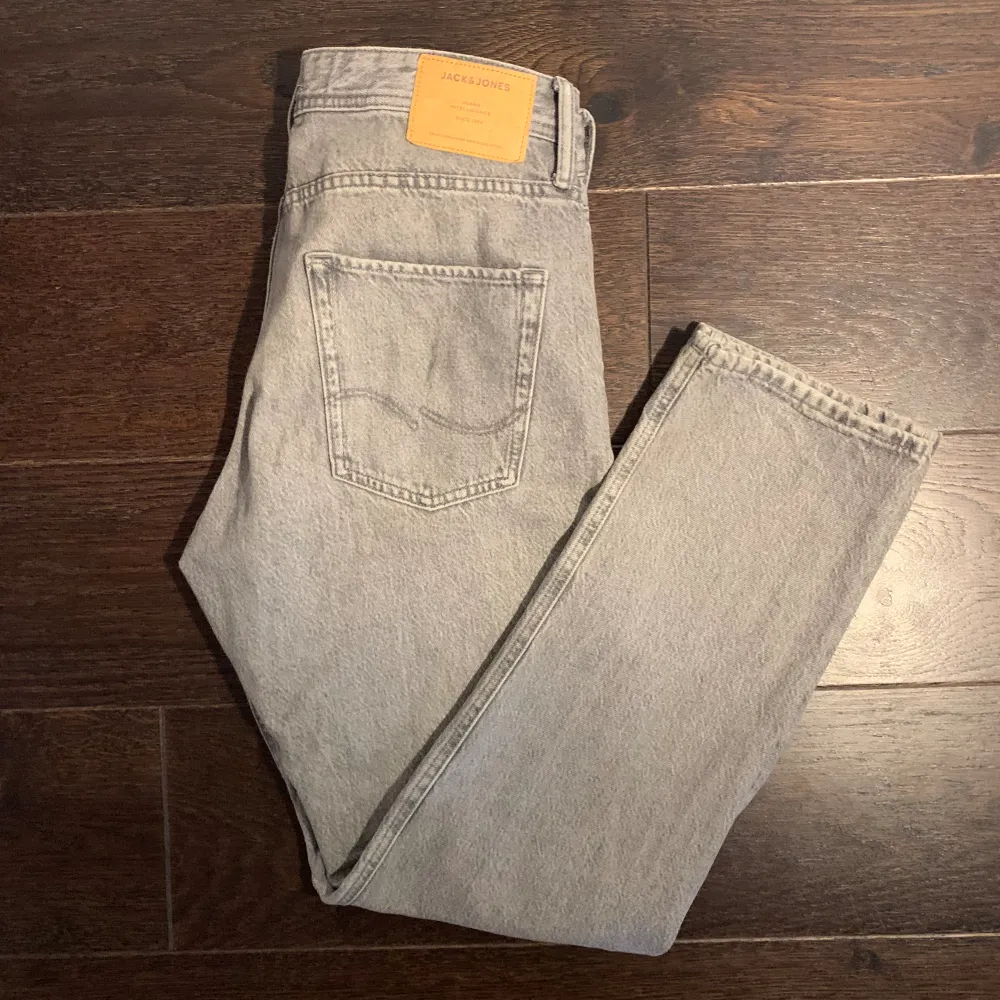 Hej säljer dessa tvär snygg jeans från Jack & Jones i färgen ljus grå och är i storlek 30/32 och modellen på bilden är ca 180. Skick: 9/10 inga hål eller fläckar bara lite ut töjda . Jeans & Byxor.