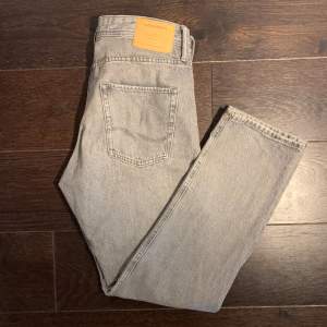 Hej säljer dessa tvär snygg jeans från Jack & Jones i färgen ljus grå och är i storlek 30/32 och modellen på bilden är ca 180. Skick: 9/10 inga hål eller fläckar bara lite ut töjda 