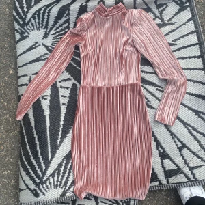 Rebecca Stella klänning  - Jättefin rosa klänning i sammet. 