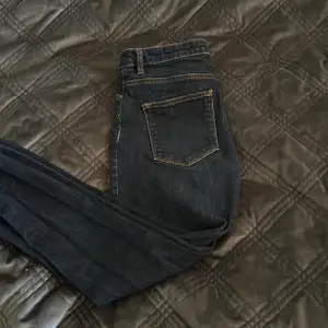 Ett par feta jeans i snygg blå färg och väldigt snygga till sommarn 