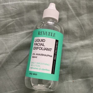 Liquid facial exfoliant - En exfoliant för oljig hud från revuele. Den är aldrig använd.