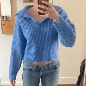 Blå stickad tröja  - En jätte fin blå lite kortare stickad tröja med V-ringning från Gina Tricot, använd 1 gång💙