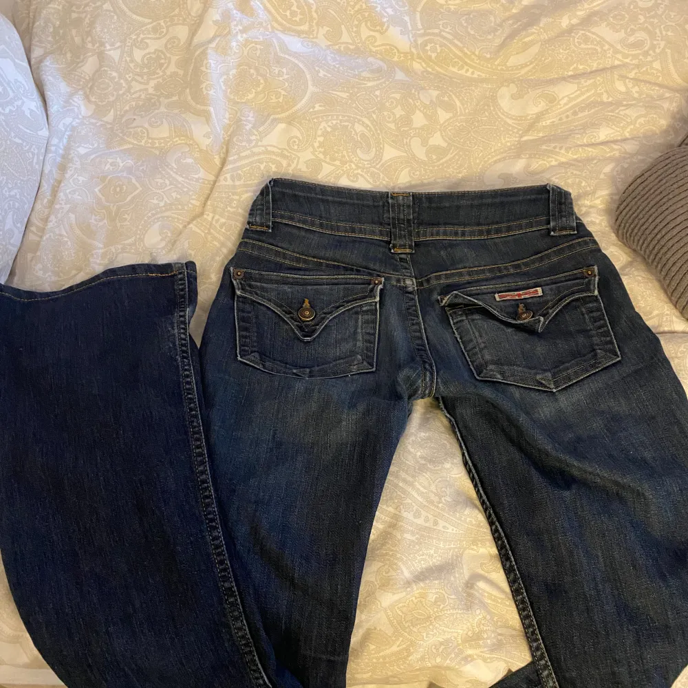 ett par skitsnygga jeans i bootcut💗 passar någon som är 165-175 💕 märket är hudson och dem har skit snygga detaljer på fickorna. lite slitna längst ner (sista bilden) annars topp skick! säljer få jag har fler liknande, säljer true religion i profilen. Jeans & Byxor.