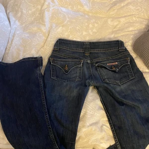 bootcut low waist !  - ett par skitsnygga jeans i bootcut💗 passar någon som är 165-175 💕 märket är hudson och dem har skit snygga detaljer på fickorna. lite slitna längst ner (sista bilden) annars topp skick! säljer få jag har fler liknande, säljer true religion i profilen