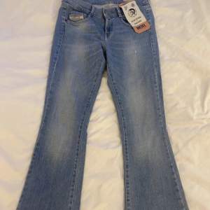Helt nya D-Ebbey bootcut lowaist diesel jeans, säljer då de inte passade mig💘 Nypris 1500