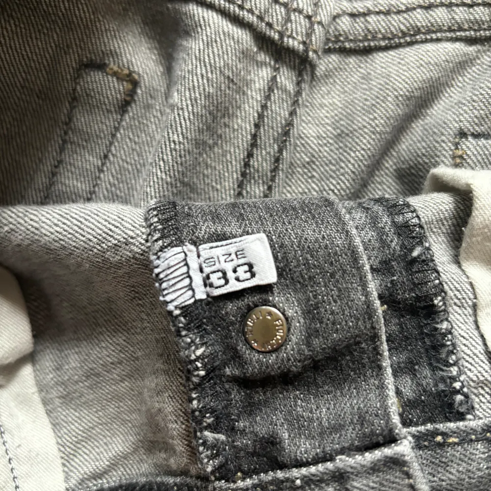 Ett par snygga mörkgrå Armani jeans med sjuk fade. Jävligt sköna, materialet är fantastiskt. I fint skick förutom de två hålen längst ned bak i benen. Storlek w33 l34. Rediga drainer vibbar i dessa 🦦. Jeans & Byxor.