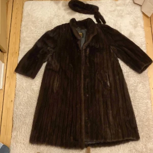 Minkpäls Saga - Fint skick Saga/ pamir päls Storlek 40 Med tillhörande mink bandana