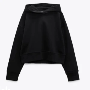 Hoodie från zara - Säljer min zara hoodie, strl L men liten i storleken så sitter snyggt på en S, köpt för 220kr