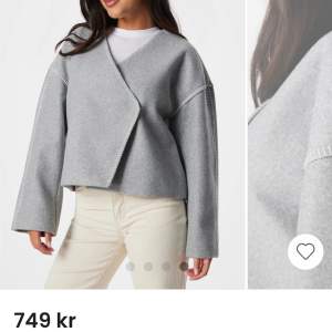 Jättesnygg grå kappa från Vero moda i strl S helt nya, prislappen sitter kvar. Ordinarie priset är 749kr säljer för 550kr🥰 