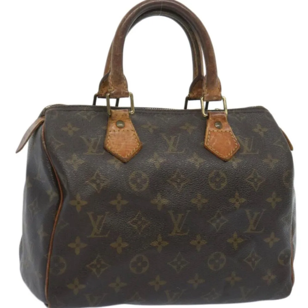 Louis Vuitton Speedy 25 är en tidlös klassiker! Det kommer att lägga till lyxig stil till alla kläder och passa alla tillfällen. Fler bilder och mer info i vår webbutik vintagetreasures.co. Väskor.