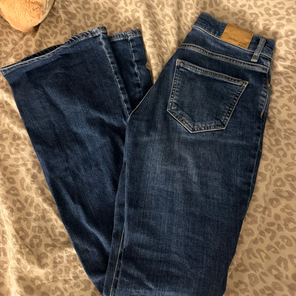 Superfina bootcut jeans som passar till allt😍😍 storlek 32 men skulle säga att de är som 34!! Mycket fint skick🙌🏽. Jeans & Byxor.
