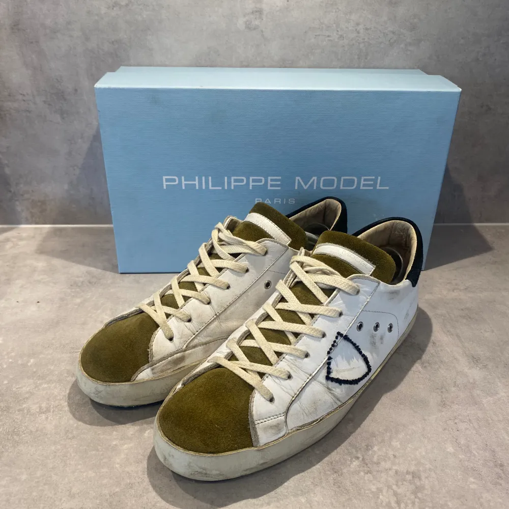 Säljer mina riktigt snygga Philippe model skor i väldigt bra skick. Skorna är i storlek 41 men skulle säga att de passar 42 också.  Hör gärna av er vid fler frågor och funderingar.. Skor.