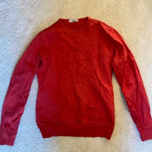 Stone Island tröja  - Röd Stone Island tröja i bra skick. Använd fåtal gånger. Storlek S.