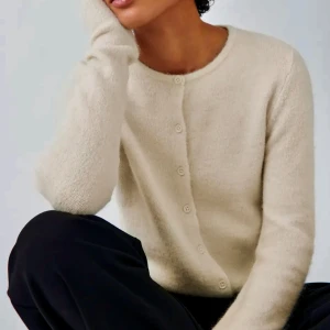 Stickad kofta  - Stickad kofta från Gina. Endast testad🥰