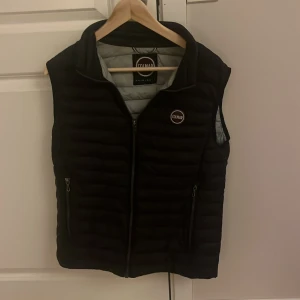 Colmar väst  - Säljer min colmar väst i storlek 48 