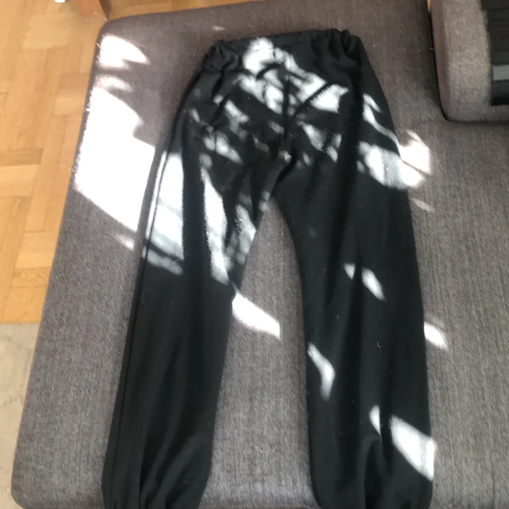 Svarta mjukis byxor, storlek: 160 märke: Shein. Jeans & Byxor.