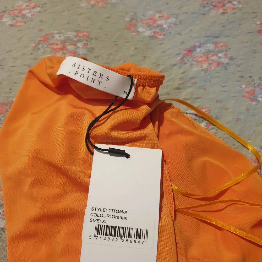 Helt ny med prislappen kvar, nypris var 250kr. Storlek XL men skulle säga att den är en Large, då jag har den i samma storlek i en färg och denna är mindre. . Yläosat.