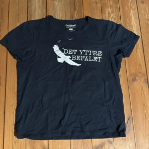 6. Svart Det Yttre Befälet T-shirt M - Det Yttre befälet merch gjord av bandet själva. T-shirt i bra skick.