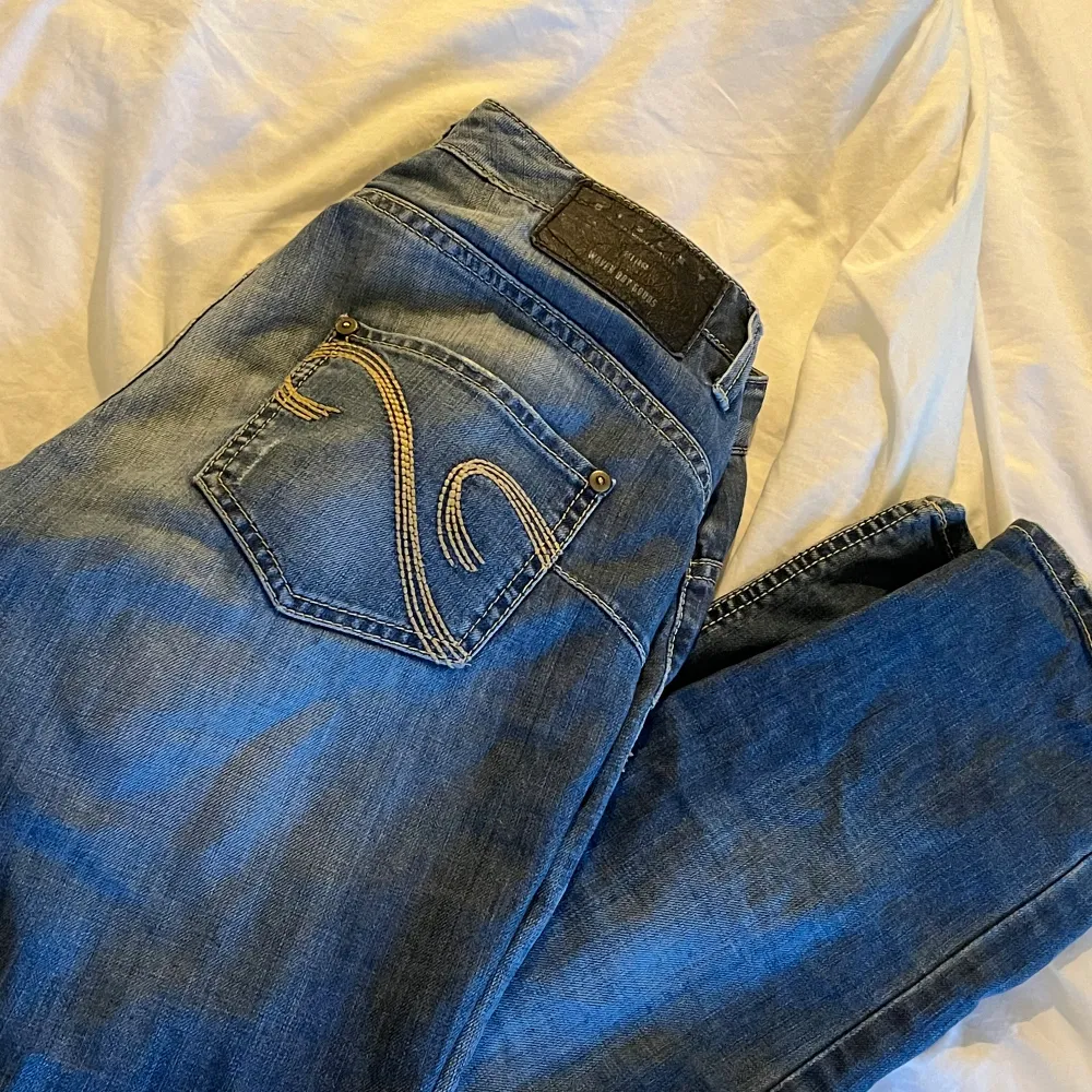 superlågmidjade jeans med coola fickor. Jeans & Byxor.