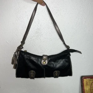 SNYGG HANDVÄSKA - Säljer denna supersnygga handväska! Helt perfekt för en utekväll/fest, eller om man inte vill ha en så stor väska. Väskan har lite slitningar, men inget som jag tycker märks. Köpt här på plick men säljer pga att den inte kommer till användning. Köp!💞