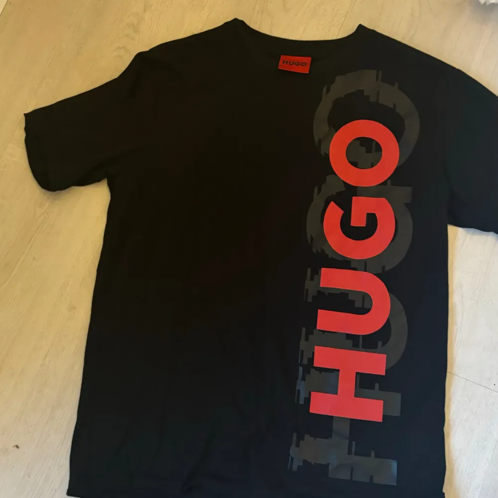 T-Shirt i storlek S från Hugo Boss. Tröjan är väldigt lite använd och är som nyskick. Storlek S Pris 300 + frakt. T-shirts.