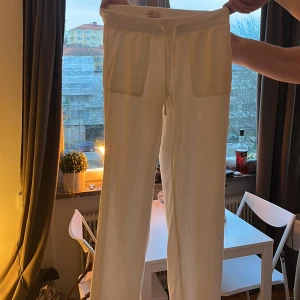 Säljer linnebyxor nelly - Säljer mina linnebyxor då jag köpte 2 par och endast behöver ett. Sitter otroligt snyggt, resår i midjan, ej genomskinliga, perfekt längd (är 167). Har använt dem en gång, men är tvättade så i princip nya. 