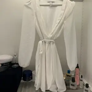Säljer denna fina vita klänning från Nelly i fint skick🤍