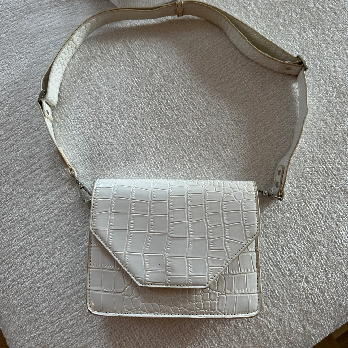 Vit Ormskinn Axelremsväska