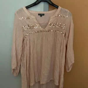 Rosa blus - Rosa blus som bara hängt i garderoben sen den införskaffades, storlek 32/34 