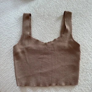 Brunt Stickat Linne - Brunt stickat linne från Noisy May. Aldrig använt! ⭐️ Super fint!