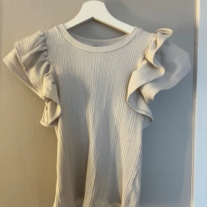 Vit volang topp  - Fin vit volang topp ifrån Zara. Säljer då jag inte kommer använda den längre, den är i mycket bra skick:)