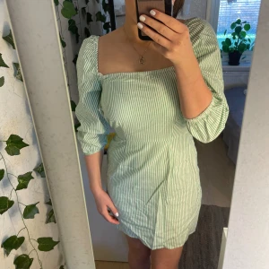 Grön randig klänning  - Grön randig sommarklänning i storlek 36/S 💚🤍 verkligen super fin men tyvärr liten för mig, ännu finare när den är stryker den, Använd endast en gång