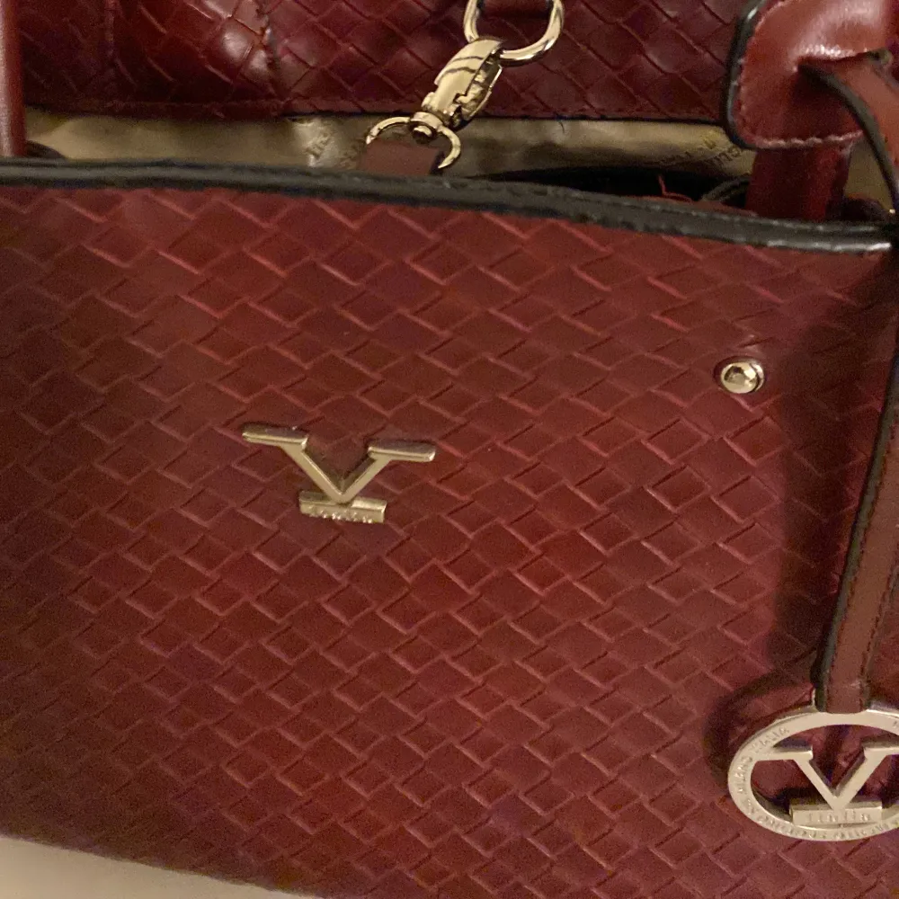 Beautiful and classic  Versace bag . Used only few times . Väskor.