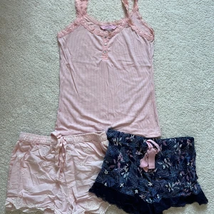 Sovkläder / pyjamas / myskläder i stl S från Hunkemöller  - Superfint set med shorts och linne i stl  från Hunkemöller. Endast använd 1-2 gånger.   Pris 150:- + porto (köparen står för frakten)
