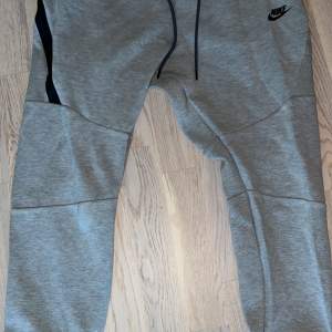 Nike tech fleece gråa byxor size L