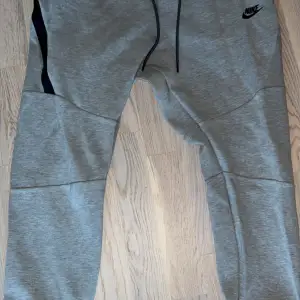 Nike tech fleece gråa byxor size L