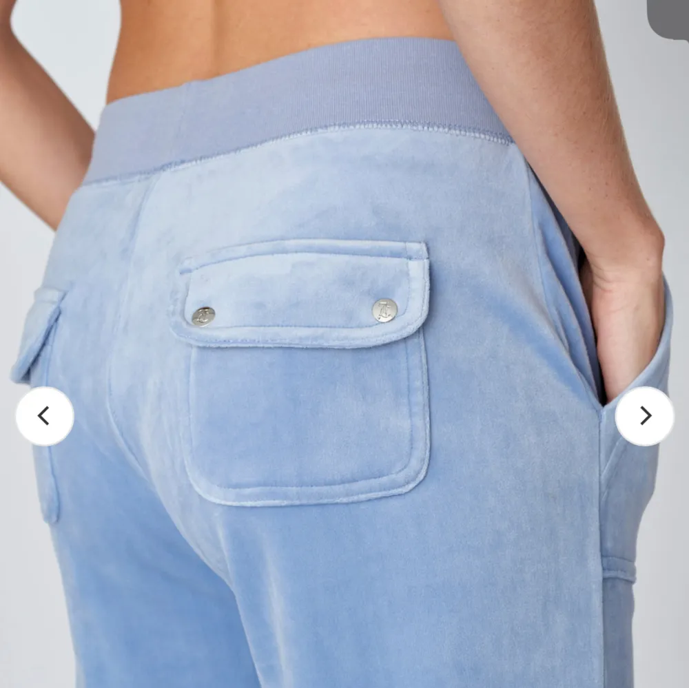 Dom är i ett bra skick, köpta för 1200kr säljer för 600kr💕. Jeans & Byxor.