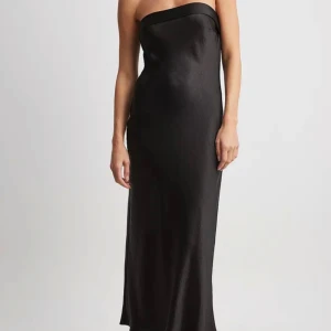 Svart satinklänning - Säljer denna fina satinklänning från zara endast använd 1 gång. Obs första bilden är endast en liknande och lånad, hittade inte den exakta på zaras hemsida!!! 