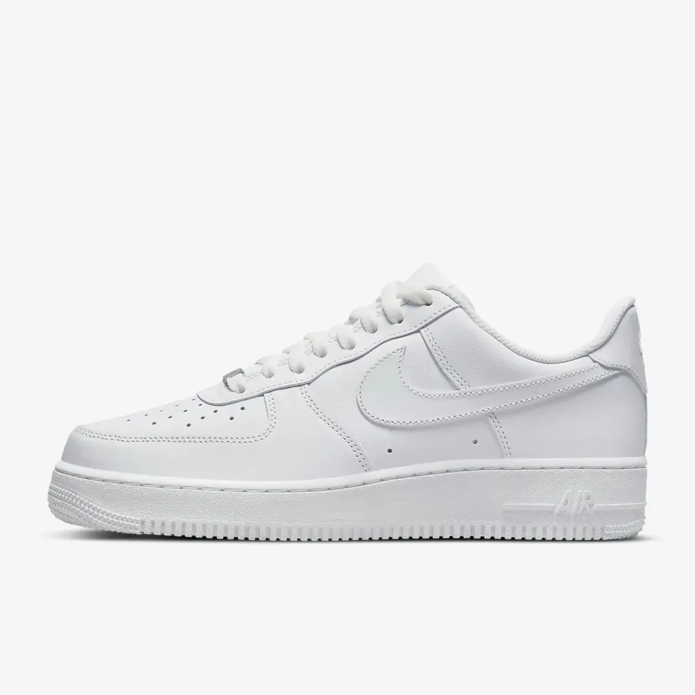 Ett par helt fräscha air forces. Bara använda ett fåtal gånger så de är typ som nya. De har lite crease men det är inget man ser direkt! 💕💕skriv privat för intresse. Skor.