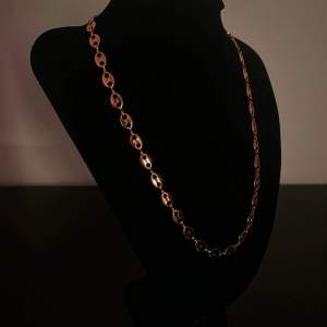 Sjukt snygg halsband som är guldplaterat och har en väldigt fin och unik design. Halsbandet är OANVÄNDT✅  Det går att frakta eller mötas upp i malmö. Skriv om det finns frågor som du har!