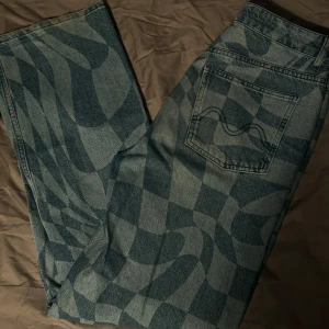 Jaded london jeans - Skate/Relaxed fit Väldigt bra skick Jaded london x curly frys Köpte för ca 2 år sen går inte att köpa längre vad jag ser Kostade ca 1000kr nya W28