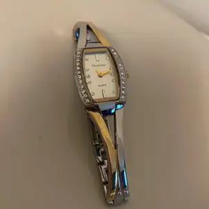 Säljer denna oanvända klockan i silver och guld 