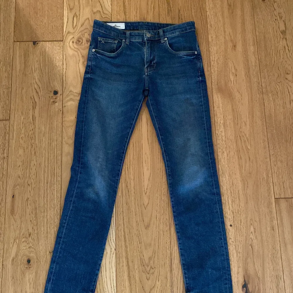 Ett par j Lindeberg jeans slim, ser helt nya ute använda ett få tall gånger. Inga infekterad eller skador sick 9/10 W28 L32. Jeans & Byxor.