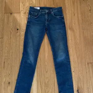 Ett par j Lindeberg jeans slim, ser helt nya ute använda ett få tall gånger. Inga infekterad eller skador sick 9/10 W28 L32