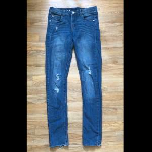 Lite ”ripped” skinny jeans från LABindustries (Kappahl). Säljer då de inte passar mig 